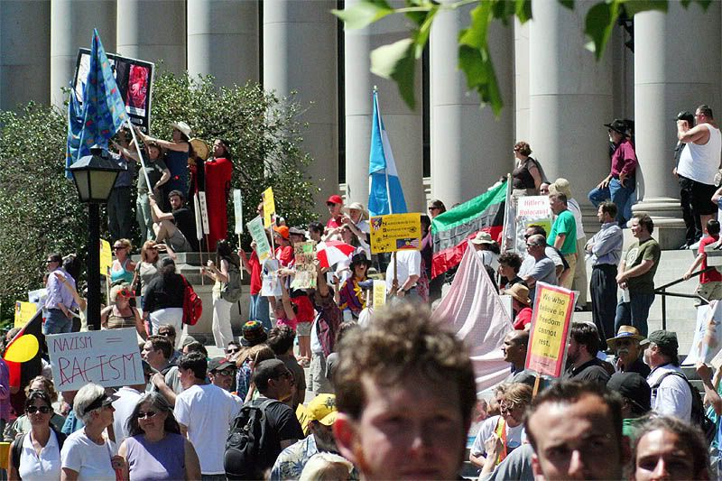 IMAGE: http://i64.photobucket.com/albums/h164/DigitalMDX/Crowd.jpg