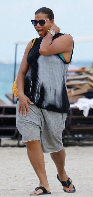  photo 245E42D600000578-2893931-Keeping_it_casual_She_also_sported_baggy_knee_length_grey_shorts-a-9_1420165816154.jpg
