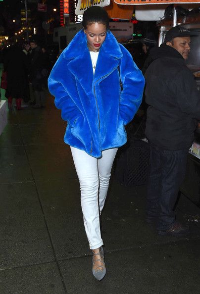  photo RihannaRihannaOutChristmasShoppingNewOD0R-xo0Rpbl.jpg