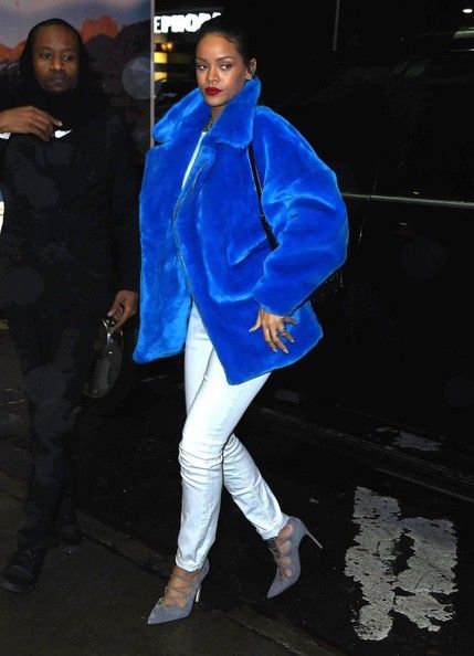  photo RihannaRihannaOutChristmasShoppingNewohj2mqHaIgil.jpg