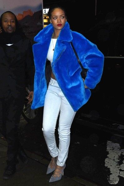  photo RihannaRihannaOutChristmasShoppingNewtcIn_1q03HHl.jpg