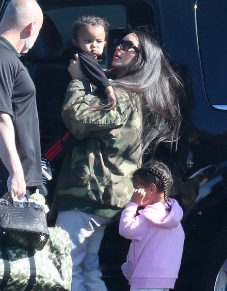  photo KardashianFamilyCatchesPrivateJetOutDaMT5UEaF6Ol.jpg