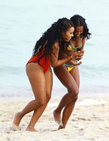 photo AngelaSimmonsEnjoysDayBeach88p5LuP_CSel.jpg