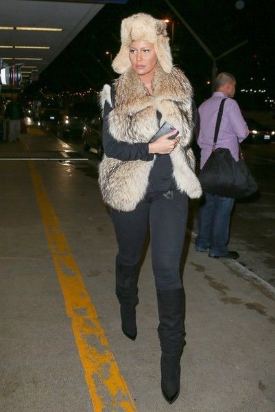  photo AmberRoseCatchesFlightLAXAirportvuj3-ITTO-ll.jpg