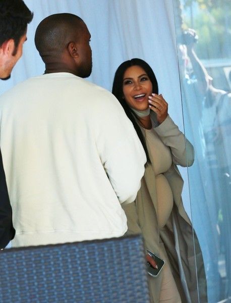 photo KardashiansCelebrateKimBirthdayThousandVsFgHiQoQUxl.jpg