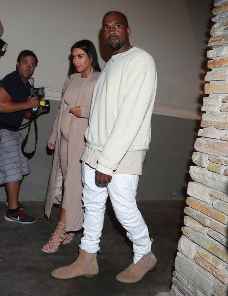 photo KardashiansCelebrateKimBirthdayThousand_kxuXemhfVRl.jpg