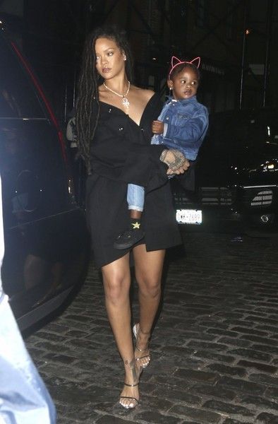  photo RihannaNieceOutNYmwS2t16VgCil.jpg