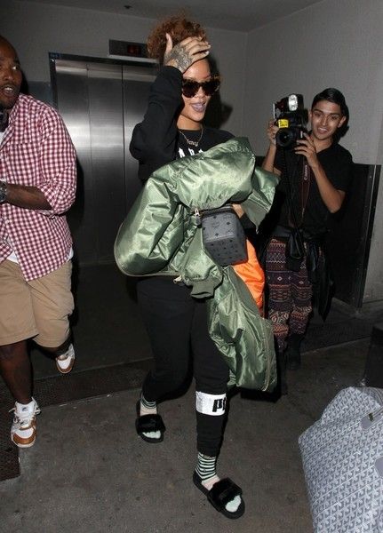 photo RihannaRihannaLandsLAXAirportKjcj2D_FHwSl.jpg