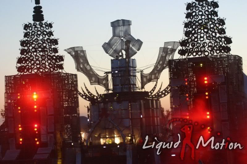 [img width=679 height=452]http://i64.photobucket.com/albums/h192/xjustxmexx/defqon%201%20festival%202006/DQ2_06012.jpg[/img]