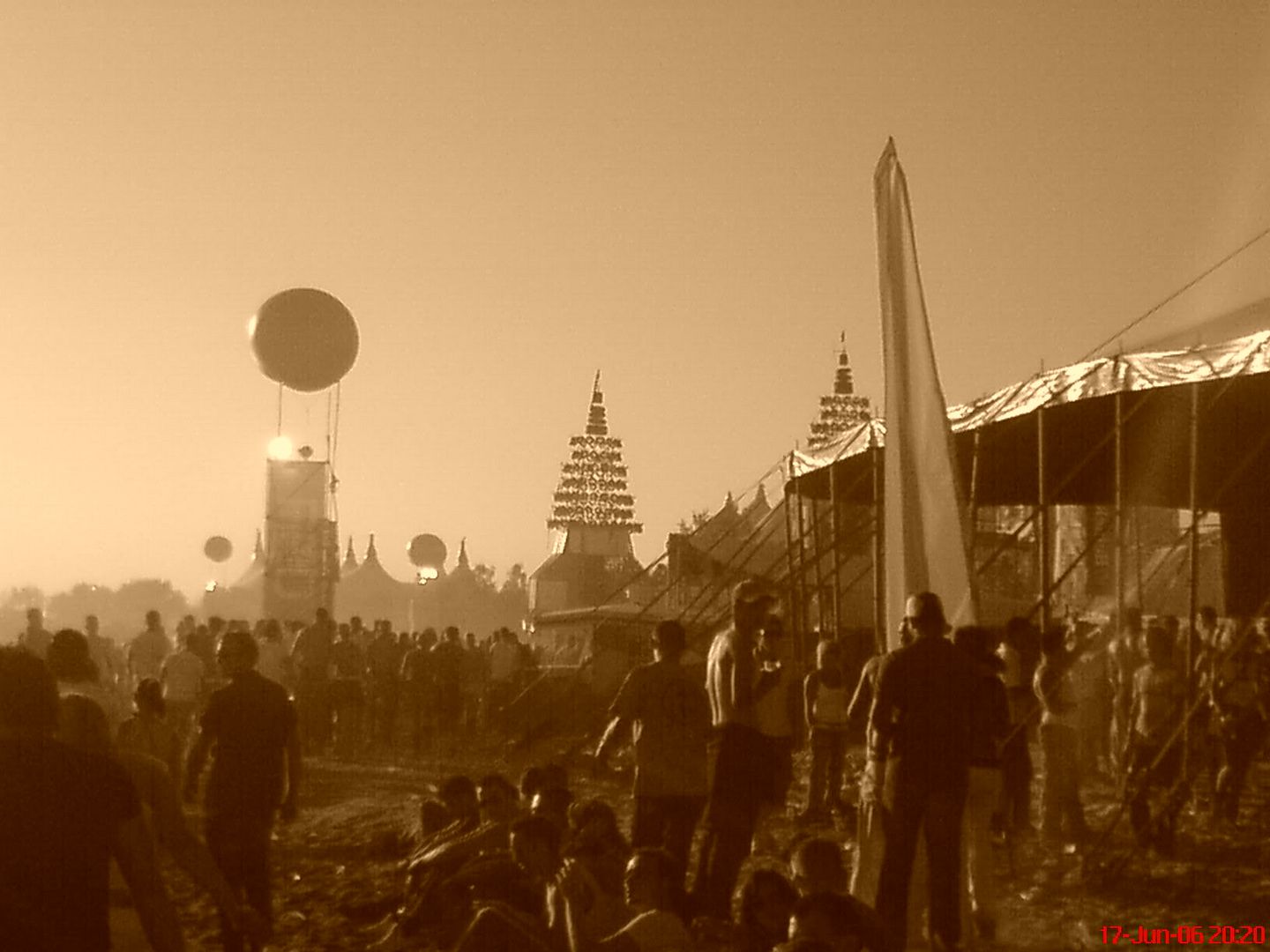 [img width=640 height=480]http://i64.photobucket.com/albums/h192/xjustxmexx/defqon%201%20festival%202006/Defqon1.jpg[/img]