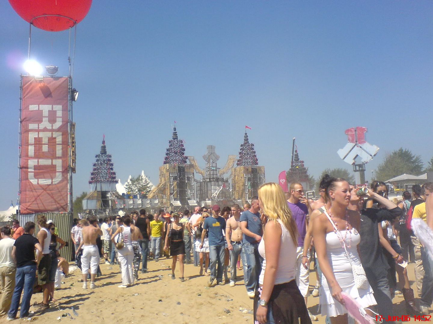 [img width=640 height=480]http://i64.photobucket.com/albums/h192/xjustxmexx/defqon%201%20festival%202006/defqonredarea.jpg[/img]