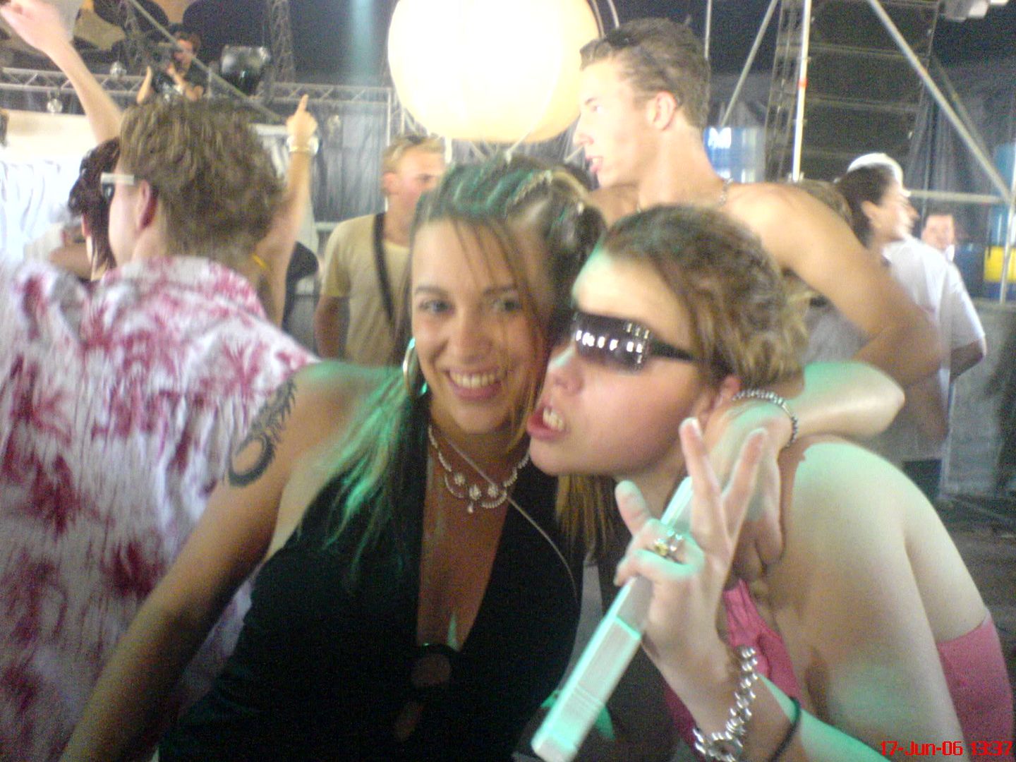 [img width=640 height=480]http://i64.photobucket.com/albums/h192/xjustxmexx/defqon%201%20festival%202006/donnaeliza.jpg[/img]