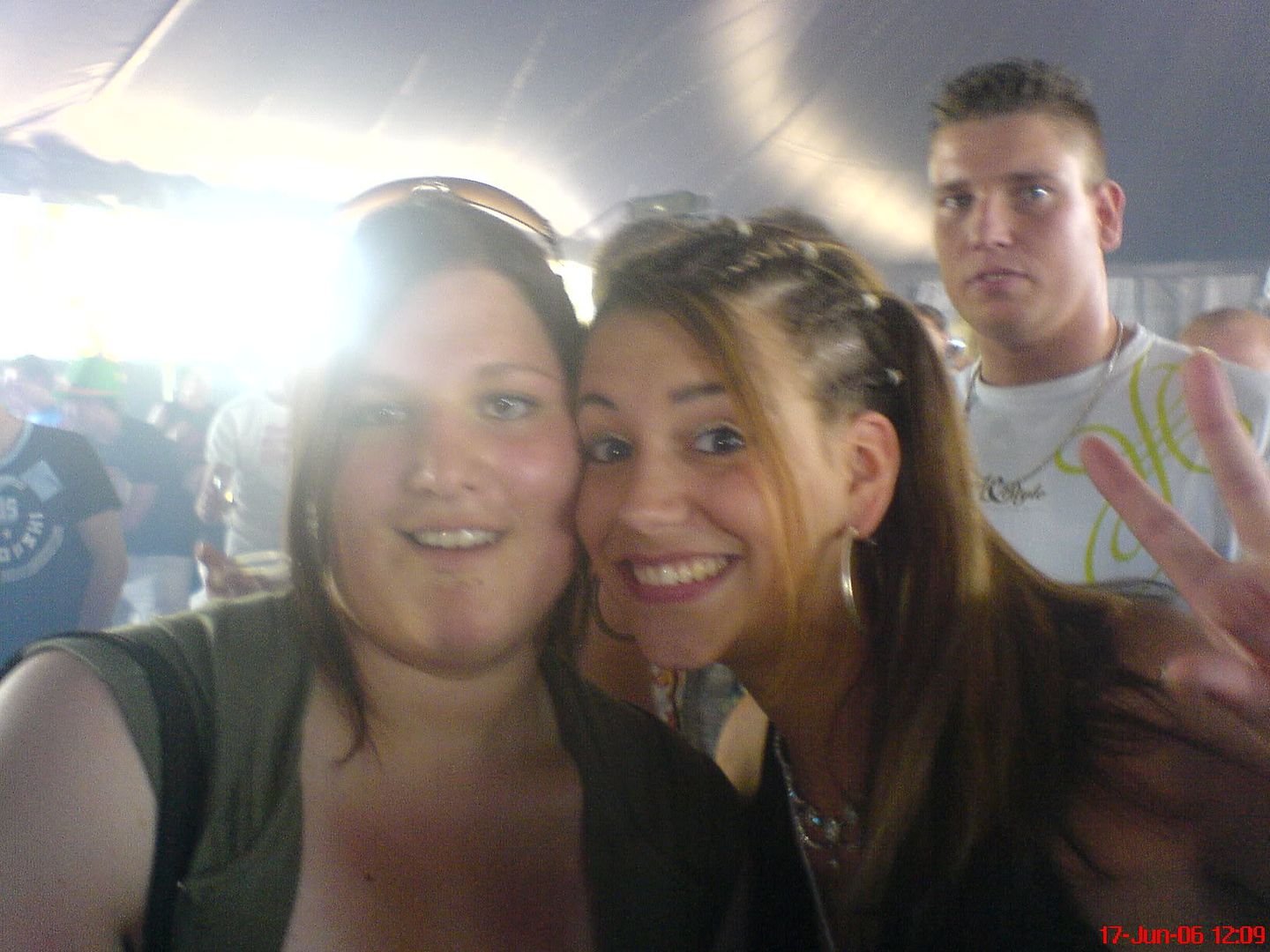 [img width=640 height=480]http://i64.photobucket.com/albums/h192/xjustxmexx/defqon%201%20festival%202006/ikdonnakemper.jpg[/img]
