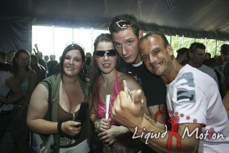[img width=679 height=452]http://i64.photobucket.com/albums/h192/xjustxmexx/defqon%201%20festival%202006/ikelizaevertencor.jpg[/img]