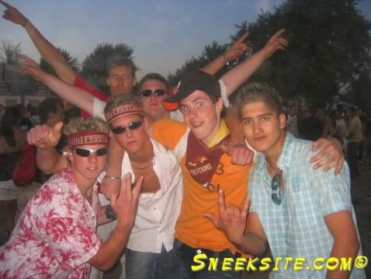 [img width=533 height=400]http://i64.photobucket.com/albums/h192/xjustxmexx/defqon%201%20festival%202006/normal_IMG_6639.jpg[/img]