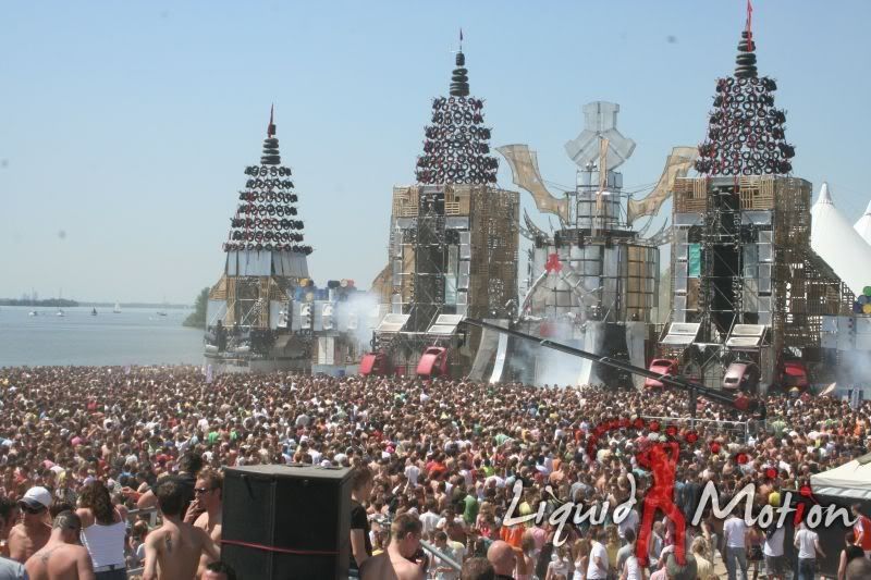 [img width=679 height=452]http://i64.photobucket.com/albums/h192/xjustxmexx/defqon%201%20festival%202006/redmainstage.jpg[/img]