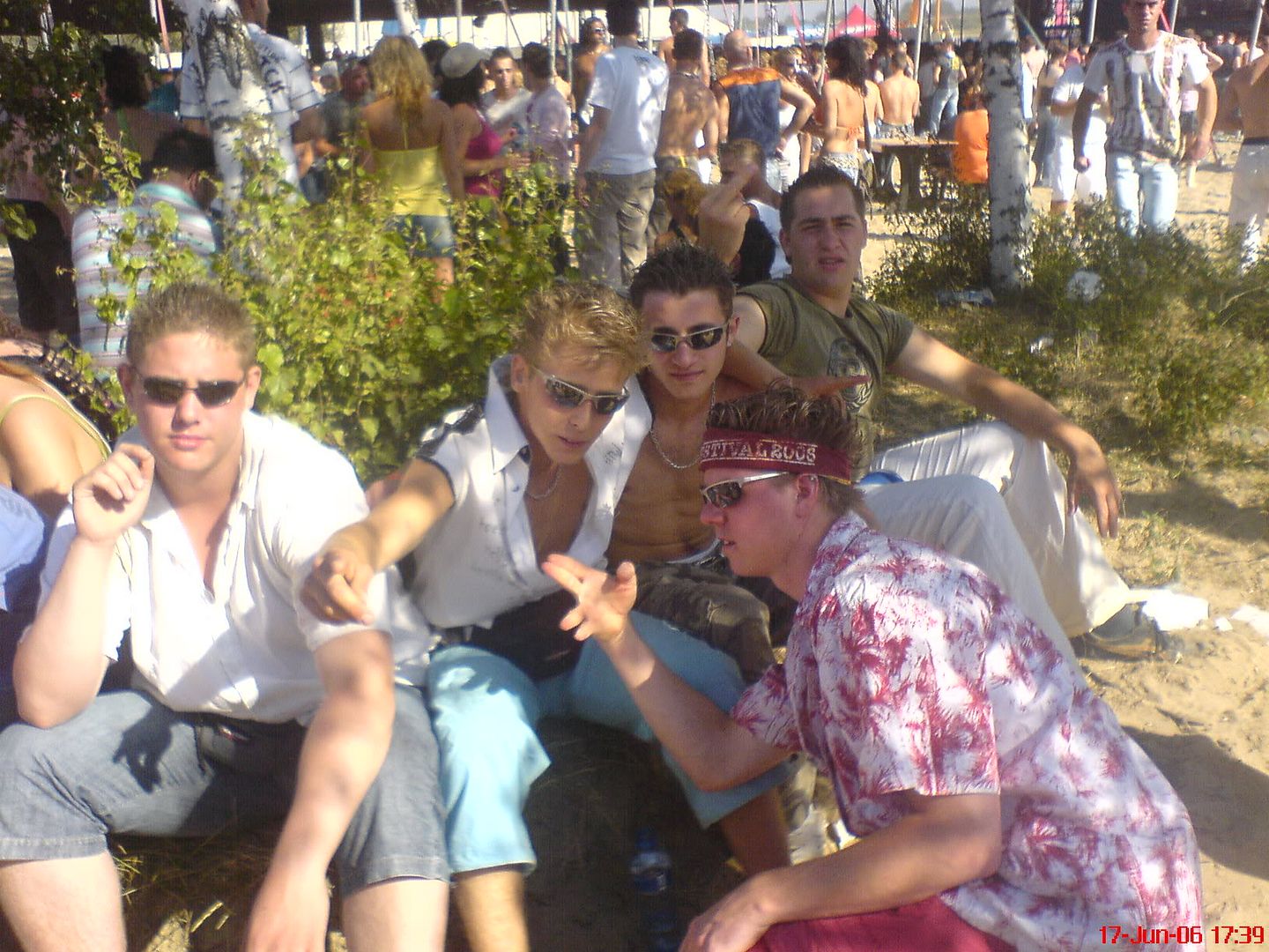 [img width=640 height=480]http://i64.photobucket.com/albums/h192/xjustxmexx/defqon%201%20festival%202006/ruudfloddergeworhelslootfrank.jpg[/img]