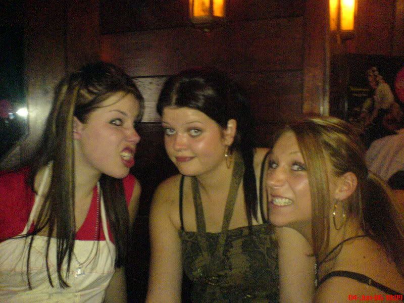 [img width=640 height=480]http://i64.photobucket.com/albums/h192/xjustxmexx/elizaannashanna.jpg[/img]