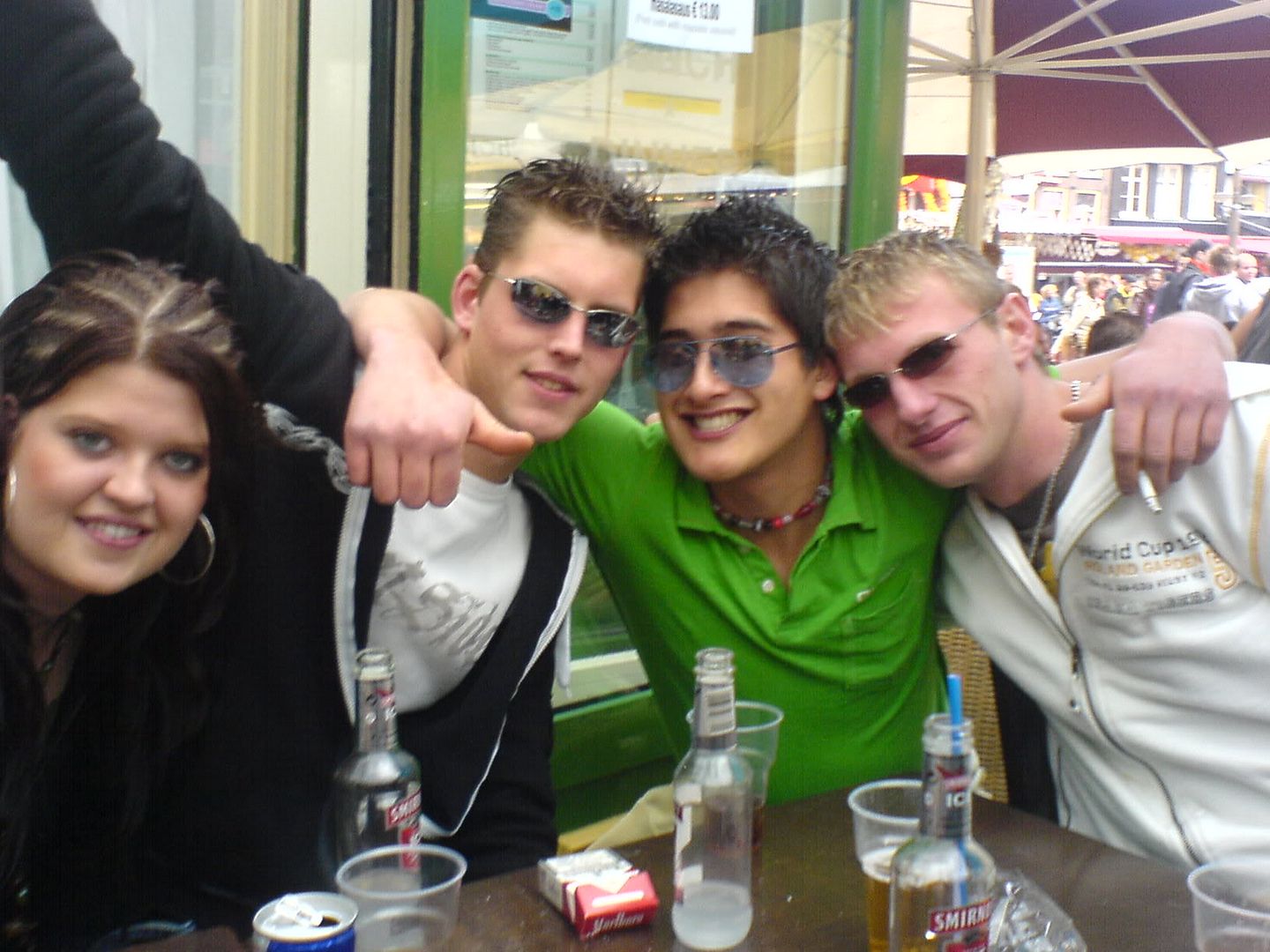 [img width=640 height=480]http://i64.photobucket.com/albums/h192/xjustxmexx/koninginnedag/annamittesjappieenron.jpg[/img]