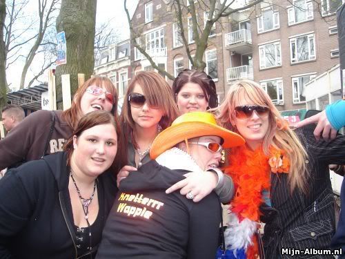 [img width=500 height=375]http://i64.photobucket.com/albums/h192/xjustxmexx/koninginnedag/danakittyannaikelizabrenda.jpg[/img]