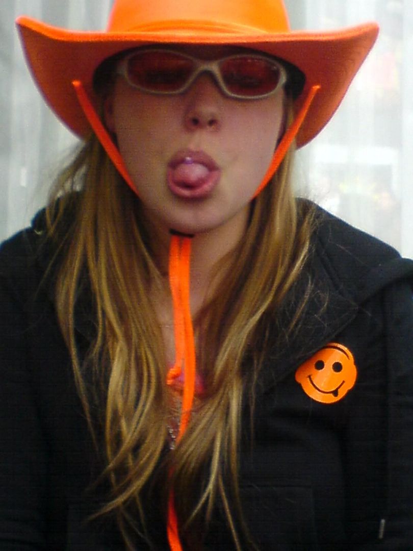 [img width=480 height=640]http://i64.photobucket.com/albums/h192/xjustxmexx/koninginnedag/datvindzeleuk.jpg[/img]