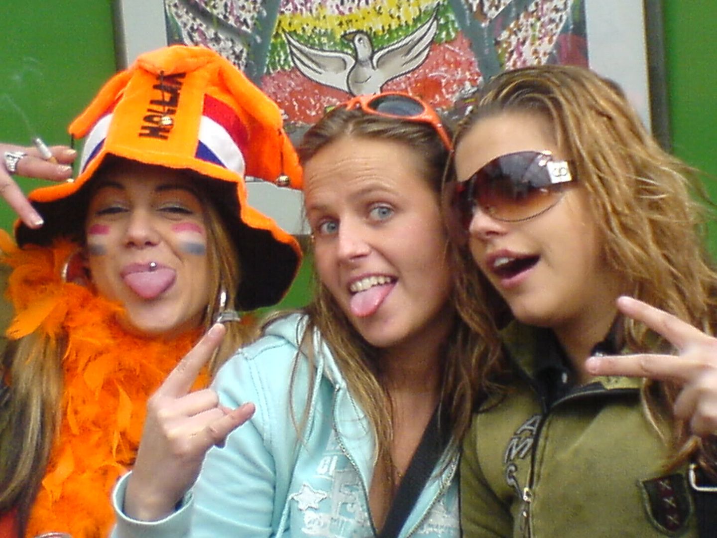 [img width=640 height=480]http://i64.photobucket.com/albums/h192/xjustxmexx/koninginnedag/donnakarelpatty.jpg[/img]