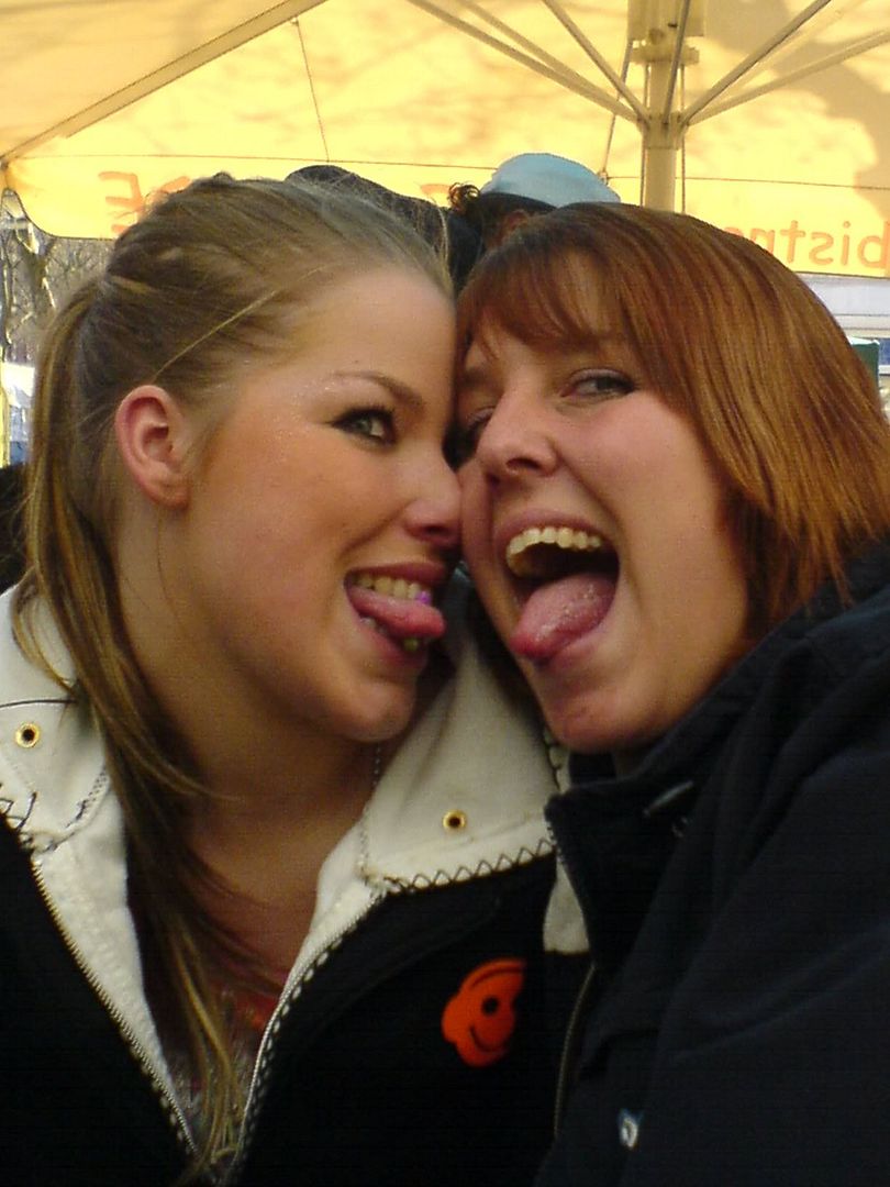 [img width=480 height=640]http://i64.photobucket.com/albums/h192/xjustxmexx/koninginnedag/elizaendana.jpg[/img]