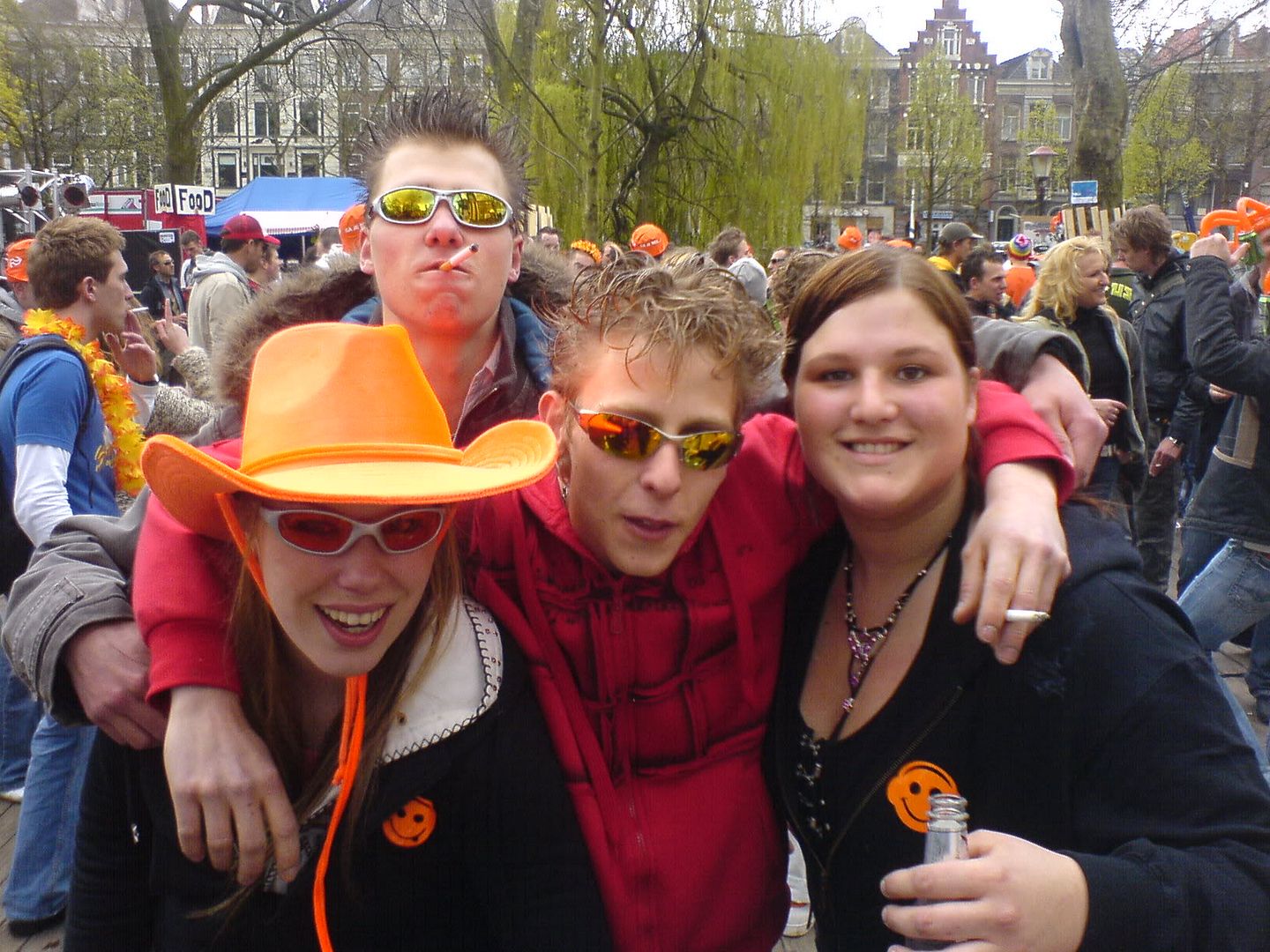[img width=640 height=480]http://i64.photobucket.com/albums/h192/xjustxmexx/koninginnedag/elizathoomflodderenik.jpg[/img]