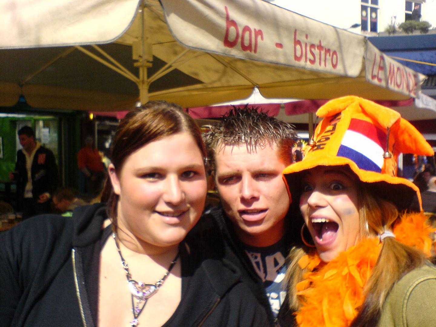 [img width=640 height=480]http://i64.photobucket.com/albums/h192/xjustxmexx/koninginnedag/ikjimendonna.jpg[/img]