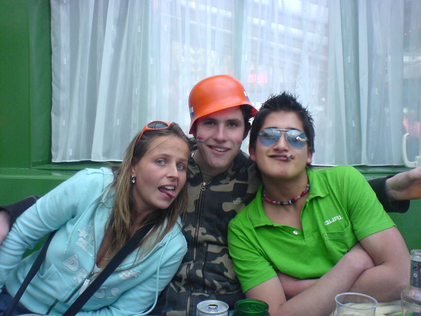 [img width=640 height=480]http://i64.photobucket.com/albums/h192/xjustxmexx/koninginnedag/karelmiepjappy.jpg[/img]