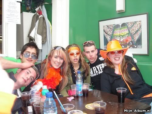 [img width=500 height=375]http://i64.photobucket.com/albums/h192/xjustxmexx/koninginnedag/kemperjappybrendapattybretteneliza.jpg[/img]
