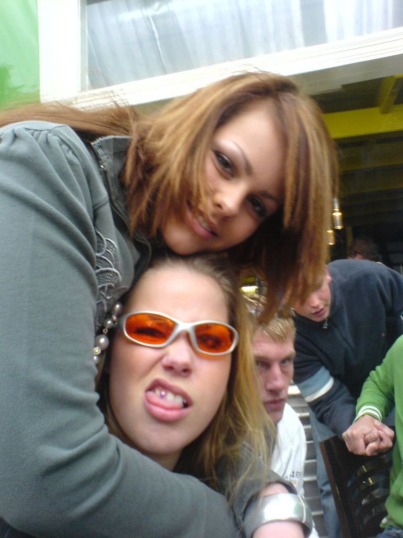 [img width=480 height=640]http://i64.photobucket.com/albums/h192/xjustxmexx/koninginnedag/kittyeliza.jpg[/img]