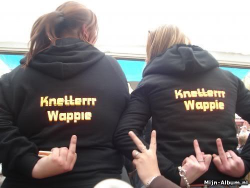 [img width=500 height=375]http://i64.photobucket.com/albums/h192/xjustxmexx/koninginnedag/knetterwappieee.jpg[/img]