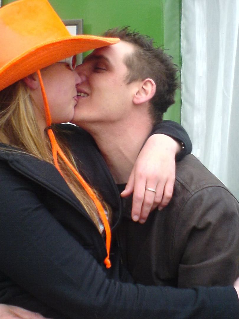 [img width=480 height=640]http://i64.photobucket.com/albums/h192/xjustxmexx/koninginnedag/liefdeskoppelvandemaand.jpg[/img]