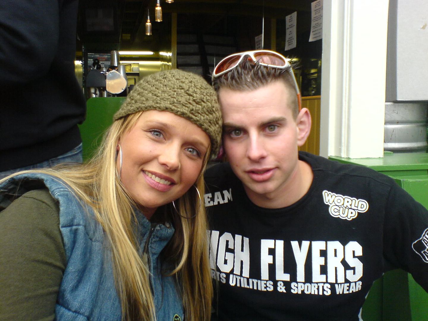 [img width=640 height=480]http://i64.photobucket.com/albums/h192/xjustxmexx/koninginnedag/marryenbrett.jpg[/img]