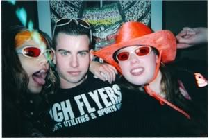 [img width=301 height=202]http://i64.photobucket.com/albums/h192/xjustxmexx/koninginnedag/pattybretteliza.jpg[/img]