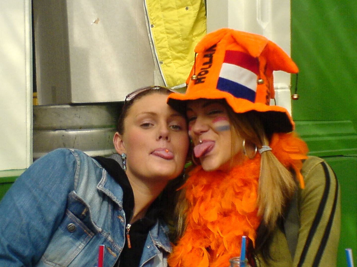 [img width=640 height=480]http://i64.photobucket.com/albums/h192/xjustxmexx/koninginnedag/rianneendonna.jpg[/img]