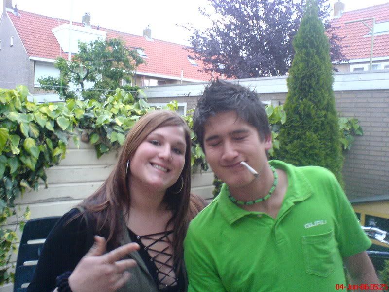 [img width=640 height=480]http://i64.photobucket.com/albums/h192/xjustxmexx/meandthejap.jpg[/img]