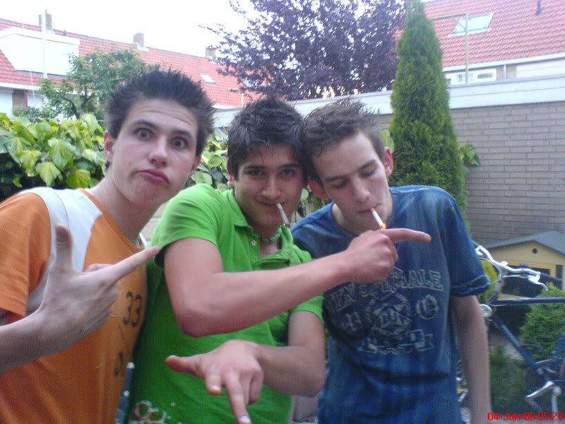 [img width=640 height=480]http://i64.photobucket.com/albums/h192/xjustxmexx/miepjappyenbarn.jpg[/img]