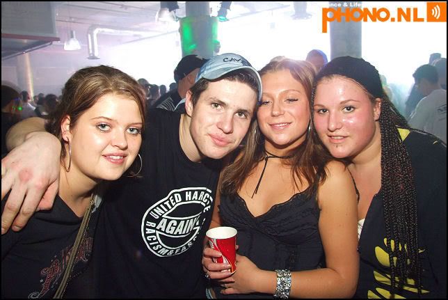 [img width=644 height=431]http://i64.photobucket.com/albums/h192/xjustxmexx/pandemonium/annamiepshannaik.jpg[/img]