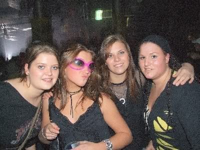 [img width=400 height=300]http://i64.photobucket.com/albums/h192/xjustxmexx/pandemonium/annashannelenik.jpg[/img]