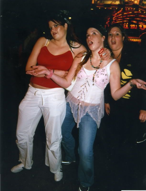 [img width=485 height=633]http://i64.photobucket.com/albums/h192/xjustxmexx/passage%20en%20zitjes/kermis05.jpg[/img]