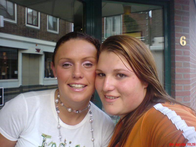 [img width=640 height=480]http://i64.photobucket.com/albums/h192/xjustxmexx/rianneenik.jpg[/img]