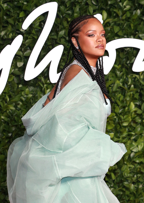  photo rihannaamazon-shutter.png