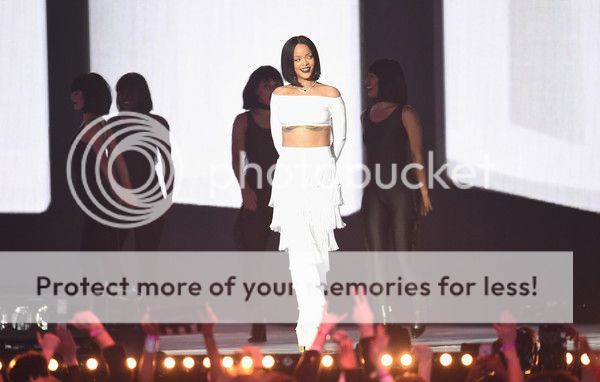  photo RihannaBritAwards2016ShowdG4jMWjXfiCl.jpg