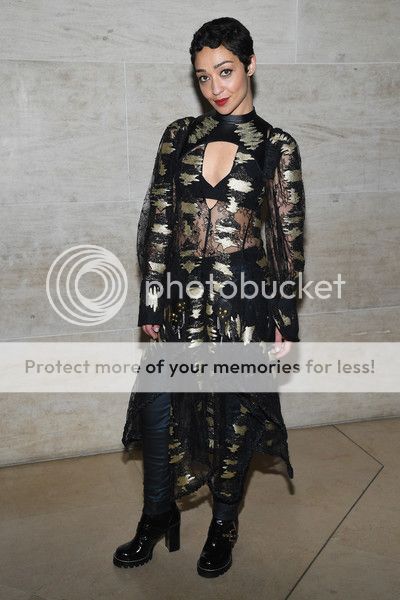  photo LouisVuittonFrontRowParisFashionWeekNHiKLttH9j9l.jpg