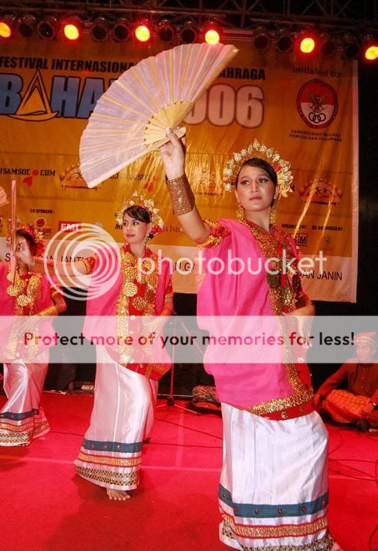 Nowadays, people wear baju bodo only in a traditional events, welcome party, or dancing contest. Not in everyday life.